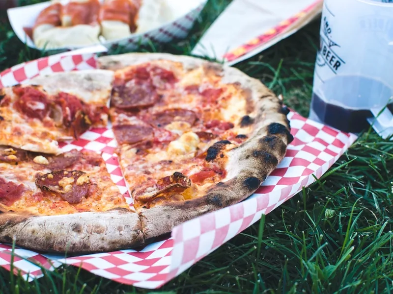 Familienpaket: 2 Pizzen + Salat 24,90 €